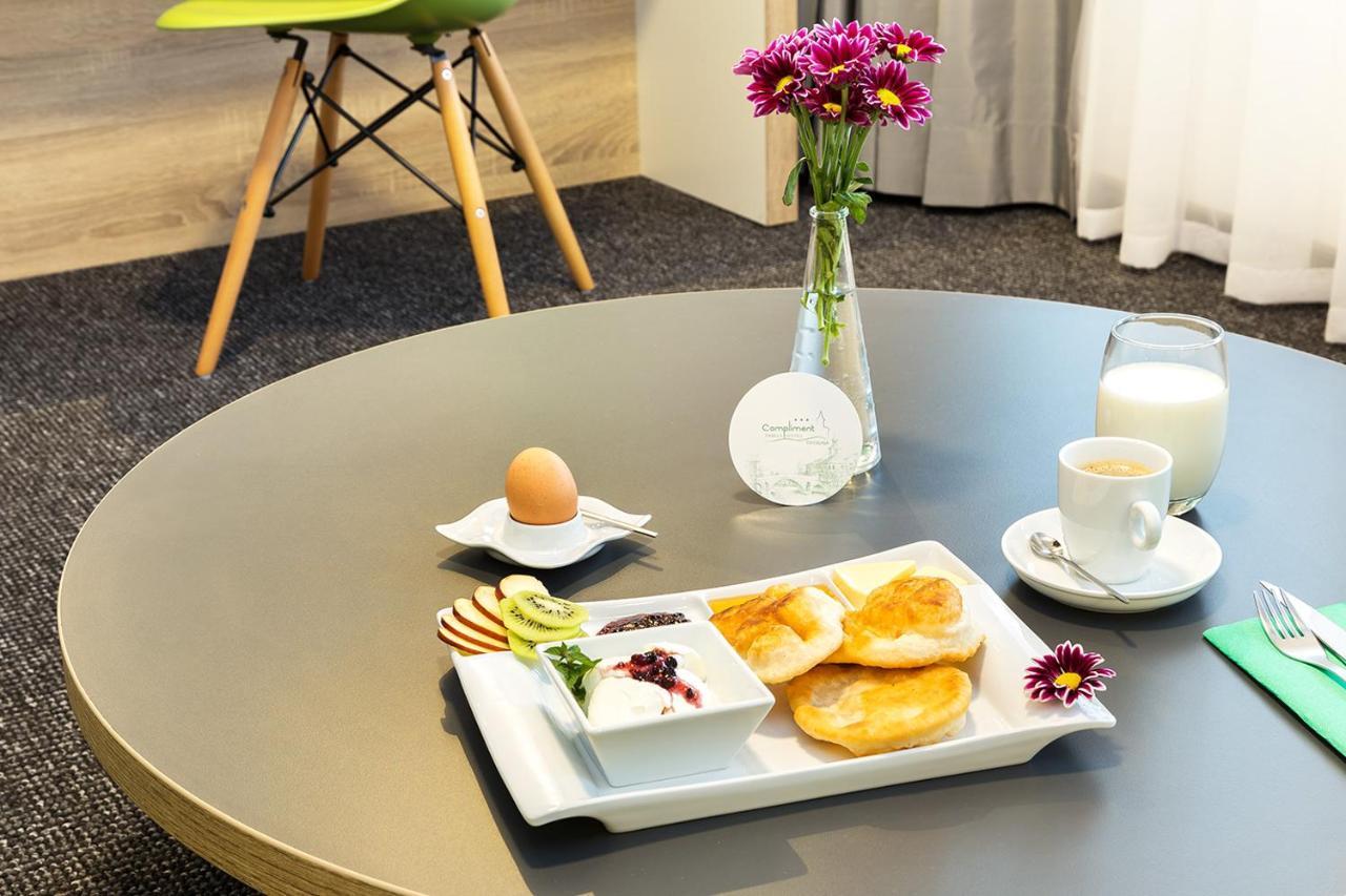 Hotel Compliment ตริยาฟนา ภายนอก รูปภาพ