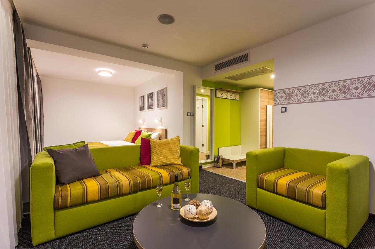 Hotel Compliment ตริยาฟนา ภายนอก รูปภาพ