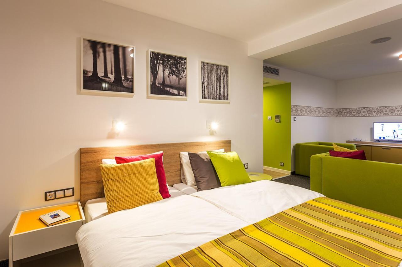 Hotel Compliment ตริยาฟนา ภายนอก รูปภาพ