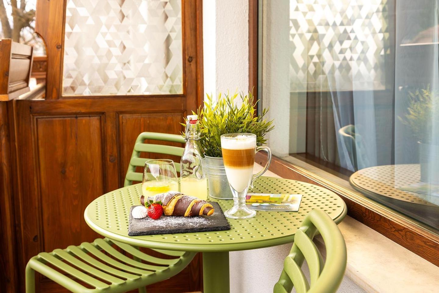Hotel Compliment ตริยาฟนา ภายนอก รูปภาพ