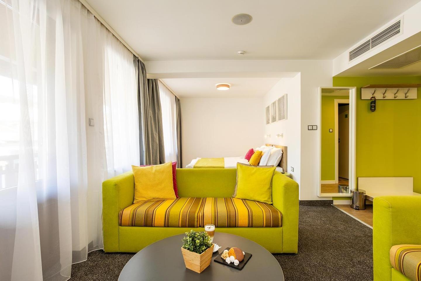 Hotel Compliment ตริยาฟนา ภายนอก รูปภาพ