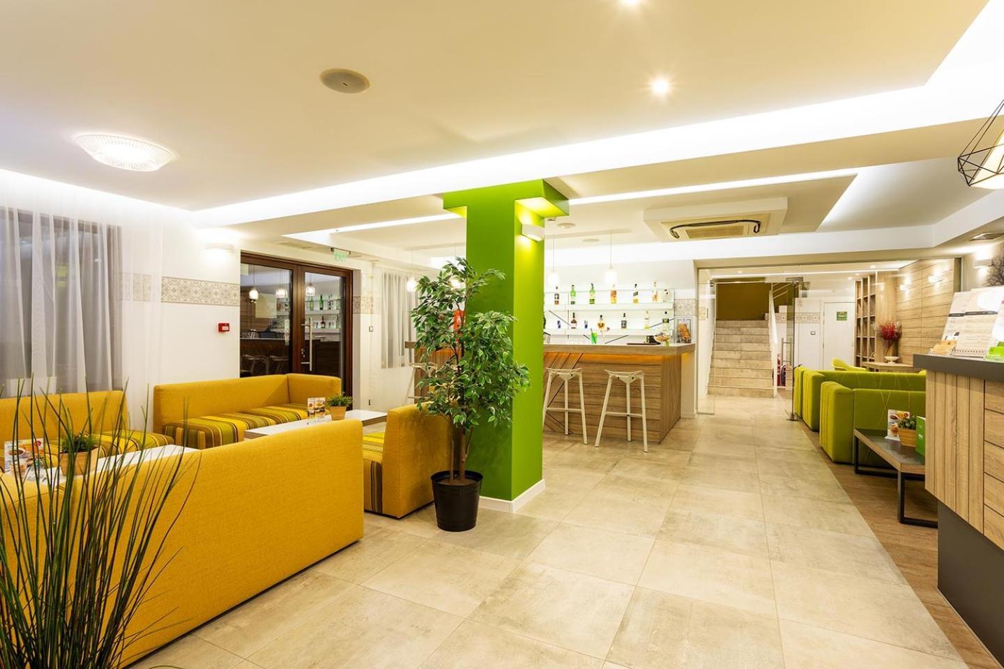 Hotel Compliment ตริยาฟนา ภายนอก รูปภาพ