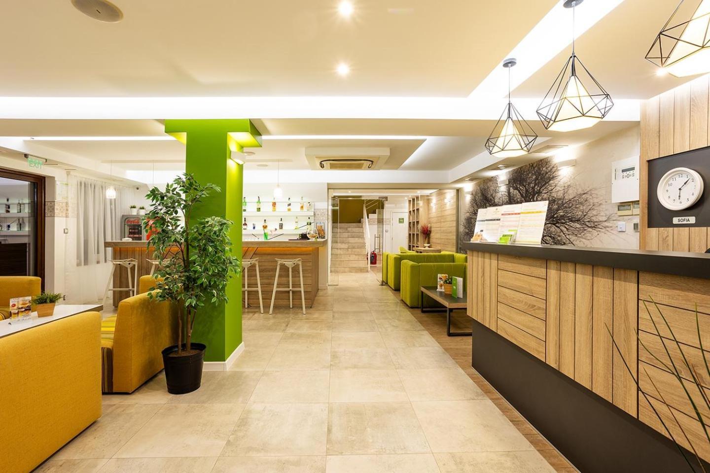 Hotel Compliment ตริยาฟนา ภายนอก รูปภาพ
