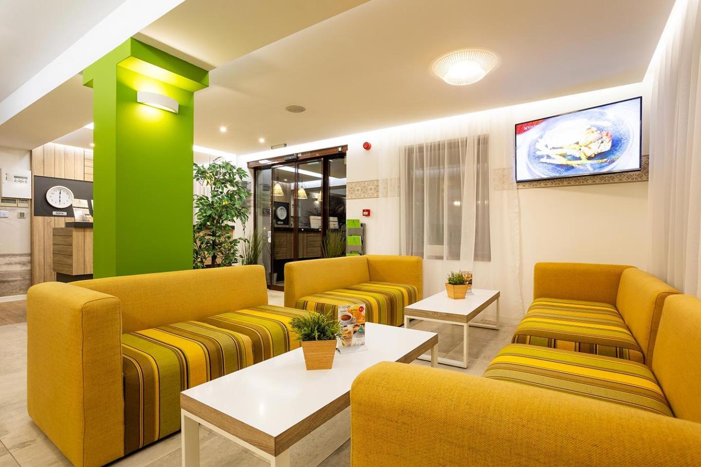 Hotel Compliment ตริยาฟนา ภายนอก รูปภาพ