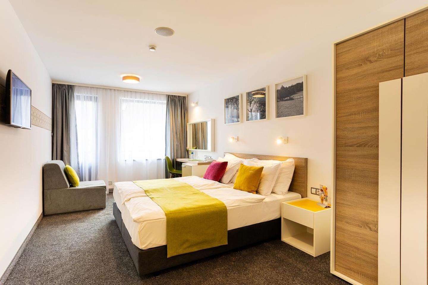 Hotel Compliment ตริยาฟนา ภายนอก รูปภาพ