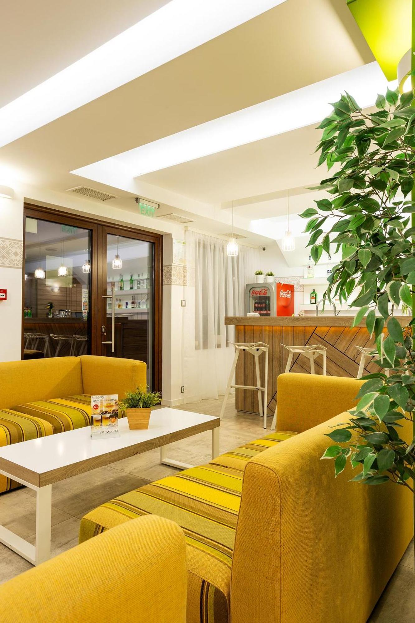 Hotel Compliment ตริยาฟนา ภายนอก รูปภาพ