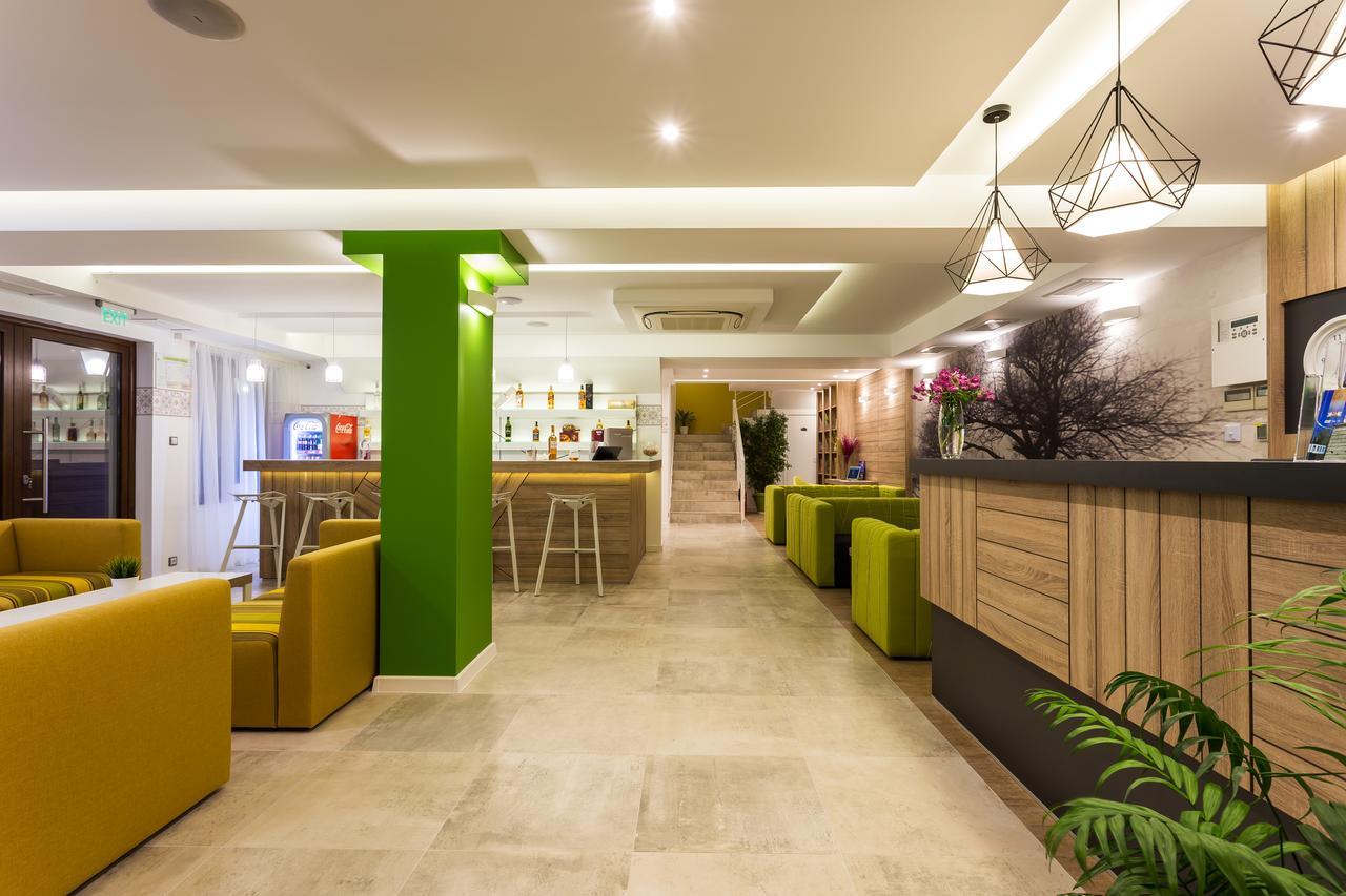Hotel Compliment ตริยาฟนา ภายนอก รูปภาพ