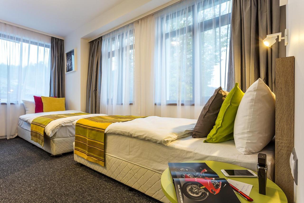 Hotel Compliment ตริยาฟนา ภายนอก รูปภาพ