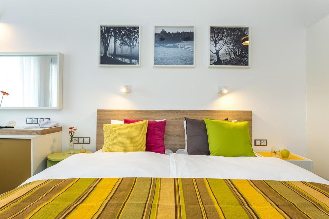 Hotel Compliment ตริยาฟนา ภายนอก รูปภาพ